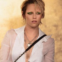 Kristen Stewart menjadi tamu spesial di fashion show Chanel koleksi Metiers d’Art 2019 di Seoul, Korea Selatan, Selasa (28/5/2019). Ia muncul dengan gaya yang tak biasa, kali ini dengan riasan yang membuat alisnya tampak botak. (Foto: Instagram)