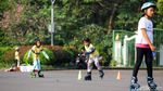 Intip Serunya Ngabuburit Main Sepatu Roda di Monas