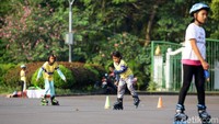 Sejumlah anak-anak nampak asyik bermain sepatu roda di kawasan Monas, Jakarta.