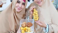 Bersama sahabatnya, Risty Tagor, Meggy tengah memamerkan kurma muda. Kabarnya konsumsi kurma muda bisa meningkatkan kesuburan wanita lho! Foto: Instagram meggykiwil