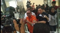 Polisi menangkap Mustofa Nahra pada Minggu (26/5) dini hari di rumahnya. Mustofa ditangkap lantaran diduga menyebarkan kabar bohong alias hoax melalui akun Twitter terkait kerusuhan 22 Mei 2019 dan sudah ditetapkan sebagai tersangka. (Foto: Bil Wahid-detikcom)