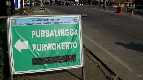 Jangan kuatir, semua akan mudah karena ada rambu petunjuk arah di setiap perempatan. Lepas dari sini perjalanan sejauh 66 km akan berkesan dan mengasyikan. Ingat ikuti petunjuk arah yang menuju ke Purwokerto. (Robby Bernardi/detikcom) Jangan kuatir, semua akan mudah karena ada rambu petunjuk arah di setiap perempatan. Lepas dari sini perjalanan sejauh 66 km akan berkesan dan mengasyikan. Ingat ikuti petunjuk arah yang menuju ke Purwokerto. (Robby Bernardi/detikcom)