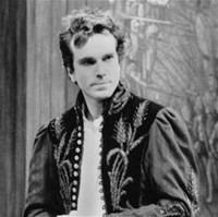 Aktor Daniel Day-Lewis mengambil tawaran untuk bermain di teater Hamlet sebagai pemeran utama. Tapi karena terlalu mendalami peran, dia jadi mengalami halusinasi. Daniel meyakini kalau dia berbicara dengan arwah mendiang ayahnya pada salah satu adegan. Hal itu membuatnya berhenti main di tengah-tengah pertunjukan dan sejak saat itu ia tidak mau kembali ke panggung teater. Foto: Istimewa