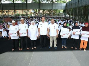Semringahnya Petugas Kebersihan Banyuwangi Terima Bingkisan Lebaran