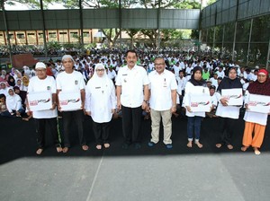 Semringahnya Petugas Kebersihan Banyuwangi Terima Bingkisan Lebaran