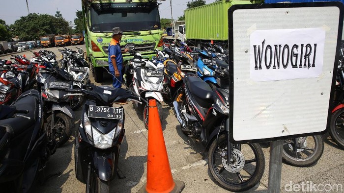 Program Mudik Gratis Pemprov DKI

Petugas dari Dinas Perhubungan DKI Jakarta melakukan aktivitas muat sepeda motor di Terminal Pulo Gadung, Jakarta, Rabu (29/5/2019). Pemprov DKI Jakarta membuat program mudik gratis bagi warga DKI Jakarta ke beberapa daerah di pulau Jawa. Selain mengangkut para pemudik, Pemprov DKI juga memfasilitasi bagi para pemudik yang ingin membawa sepeda motornya ke kampung halaman dengan mengangkutnya dengan truck. Grandyos Zafna/detikcom