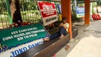 Kata-kata yang dituliskan oleh masyarakat pun beraneka ragam mulai dari kata-kata yang menyentuh hati hingga mengocok perut siapa saja yang membacanya.