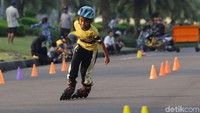 Selain bermain, anak-anak ini juga dilatih kemampuannya dalam bermain sepatu roda.
