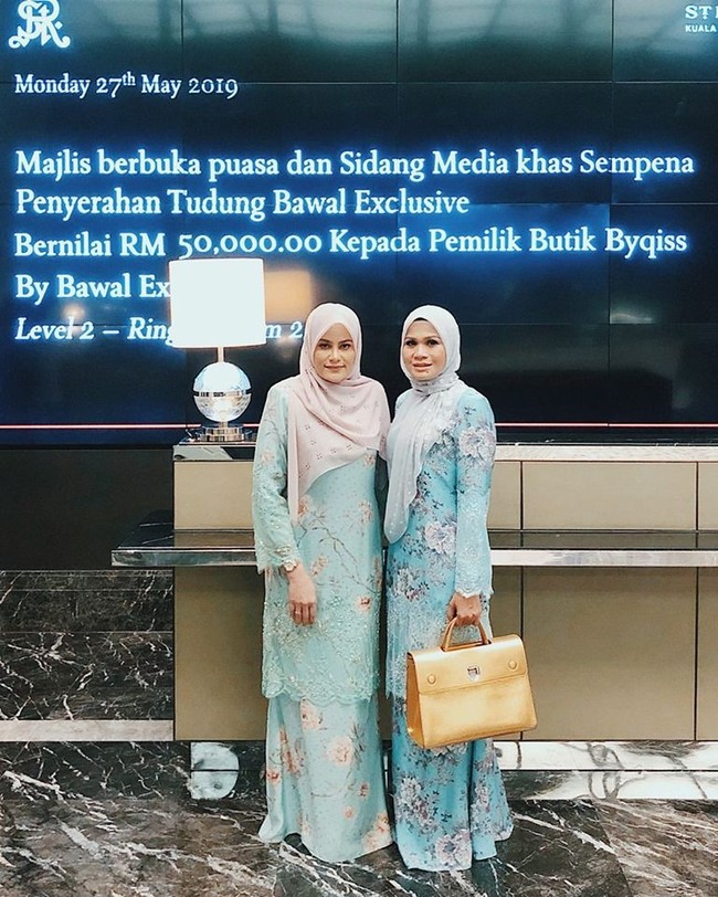 Sosok Datin Hamizan Putih yang membeli kerudung bertabur Swarovski itu pun kini menjadi perbicangan netizen Malaysia. Postingan tentang dirinya membeli kerudung seharga Rp 172 juta ramai dikomentari netizen. Sebagian dari mereka ada yang mengkritik pembelian kerudung tersebut karena dianggap terlalu berlebihan, sebagian lagi mempertanyakan akan dipakai ke mana kerudung mahal tersebut. Foto: Instagram @byqissbybawalexclusive