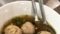 Setelah menyantap bakmi, Frederika beralih ke olahan daging sapi berkuah gurih. Apalagi kalau bukan bakso!  Foto: Instagram frederikacull