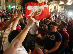 Ketika Polisi Azerbaijan Hentikan Suporter Berjersey Mkhitaryan