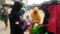 Tim Milenial Pengawas Sampah menyosialisasikan agar tidak membuang sampah sembarangan di Rest Area Kilometer 19 dan Kilometer 57 tol Cikampek. Istimewa/KLHK.