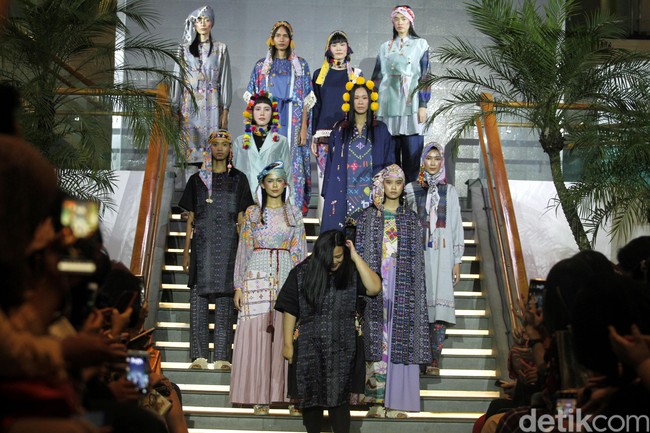 Mel Ahyar merilis koleksi busana Lebaran 2019 dari Happa yang terinspirasi dari kain tradisional suku di Filipina dalam acara Ramadhan In Style 2019, Plaza Indonesia, Jakarta, Rabu [28/05/2019]. Foto: Mohammad Abduh/Wolipop