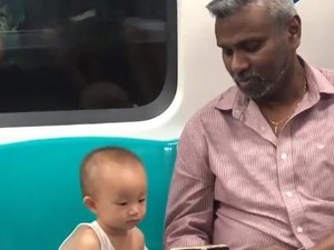 Viral, Balita Nonton Video Bareng Penumpang Asing di MRT Ini Menggemaskan