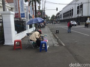 Inang-inang Ramai Tawarkan Uang Receh Jelang Lebaran