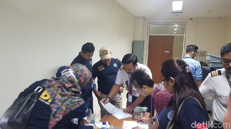 Razia di Bandara Pekanbaru, BNN Riau Tes Urine Pilot dan Pramugari Razia di Bandara Pekanbaru, BNN Riau Tes Urine Pilot dan Pramugari