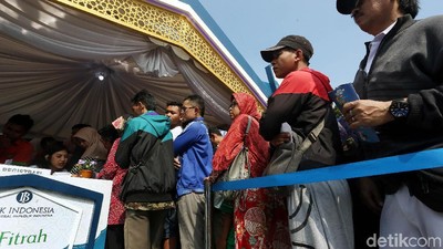 Penukaran Uang di Rest Area Tol Cikampek Membludak
