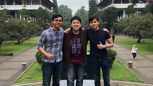 Faza Fahleraz  (kanan) dengan dua mahasiswa ITB peraih beasiswa WWDC 2019.