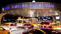 Turki juga punya nih tradisi mudik jelang lebaran. Tradisi itu dinamai Bayram. Tak jauh berbeda dengan tradisi mudik di Indonesia, warga Turki juga melaksanakan tradisi mudik untuk dapat berlebaran bersama keluarga di kampung halaman. Tradisi berziarah ke makam keluarga dan kerabat juga dilakukan lho oleh warga Turki saat menjelang Ramadhan dan lebaran. Tak jauh berbeda ya dengan di Indonesia. Burak Kara/Getty Images.
