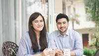 Sudah menikah, Annissa dan sang suami sama-sama gemar menikmati kopi dan teh. Santai berdua keduanya terlihat sedang menikmati minuman hangat yang mereka pegang. Foto: Instagram@annissanns