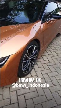 Pilot Youtuber yang Lisensinya Dicabut Kini Jalan-jalan Naik BMW i8