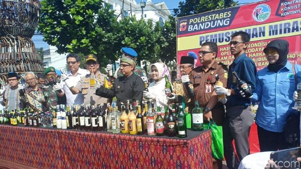 Jelang Lebaran, 39 Ribu Miras di Bandung Digilas Alat Berat
