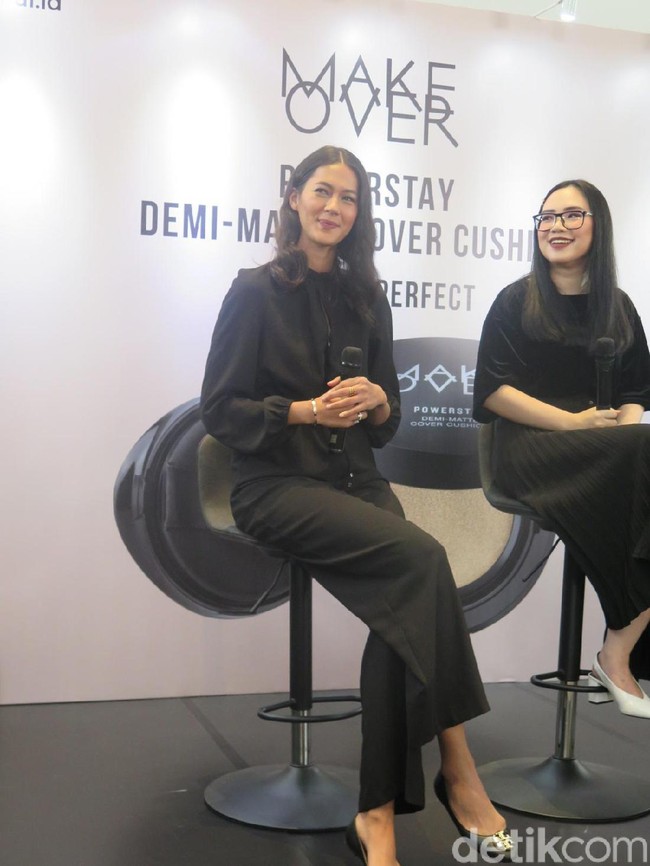 Wanita dengan tinggi 182cm itu kemudian bercerita tentang ketidakpercayaan dirinya saat ia remaja. Punya tubuh jangkung, ternyata sempat membuat wanita asal Semarang itu minder.  Foto: Kiki Oktaviani/Wolipop