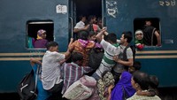 Meski harus berdesak-desakan, warga tetap antusias untuk pulang ke kampung halaman agar dapat merayakan lebaran bersama keluarga. Allison Joyce/Getty Images.