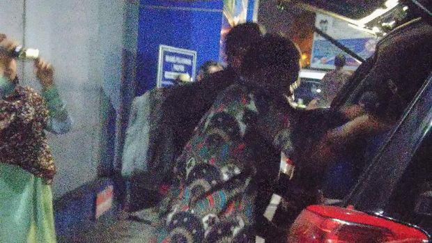 Penyidik KPK memasukkan barang yang dibawa dari Kanim Mataram ke mobil.
