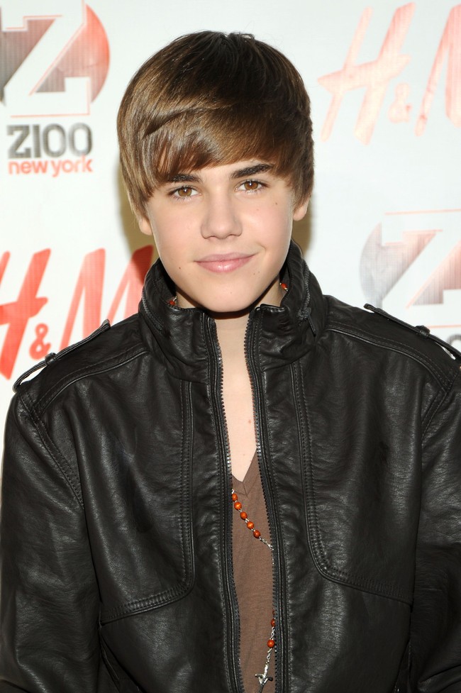 Di awal karier, Justin Bieber hadir dengan gaya rambut ikonik. Di 2010, Justin pun tampil dengan rambut cokelat dengan poni penuh yang ditata ke samping. Foto: Getty Images