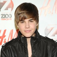 Di awal karier, Justin Bieber hadir dengan gaya rambut ikonik. Di 2010, Justin pun tampil dengan rambut cokelat dengan poni penuh yang ditata ke samping. Foto: Getty Images