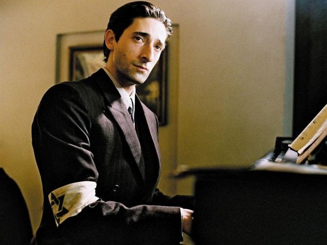 Adrien Brody mengalami stres setelah menuntaskan perannya di The Pianist. Untuk mendalami karakter Wladyslaw Szpilman, pianis Yahudi yang selamat dari pembantaian Nazi, Adrien mengisolasi diri dari hubungan asmara dan sosial. Beberapa tahun setelahnya, mungkin aku mengalami depresi serius. Ada transisi di mana aku menempatkannya secara fisik dan mental, kata Adrien Brody, seperti dikutip dari Nicki Swift. Foto: Istimewa