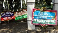 Beragam cara dilakukan masyarakat untuk menunjukkan apresiasi mereka kepada TNI-Polri, BIN hingga Presiden, mulai dari membagikan takjil untuk buka puasa kepada petugas gabungan yang bersiaga di depan Bawaslu hingga karangan bunga ucapan terima kasih.