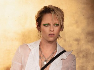 Curi Perhatian, Kristen Stewart Tampil Tanpa Alis di Fashion Show Chanel