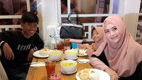 Belum lama ini Meggy sempatkan buka puasa bersama anak-anak dan keluarganya. Mereka terlihat menikmati nasi plus soto di sebuah restoran di mall. Foto: Instagram meggykiwil