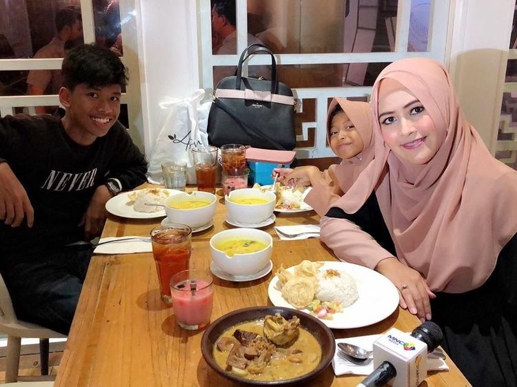 Meggy Wulandari, Istri Kedua Kiwil yang Eksis Kulineran Bareng Keluarga
