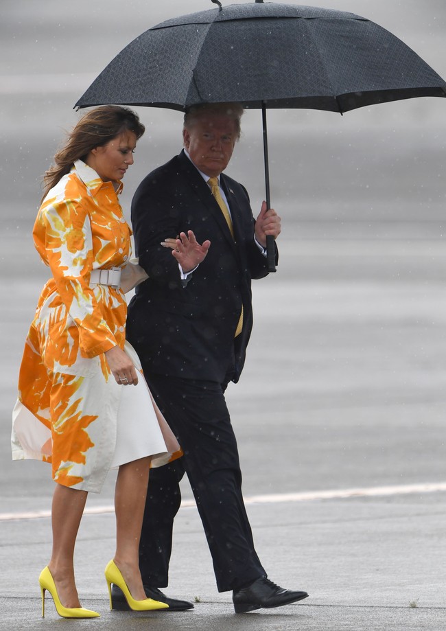 Fashion Melania belum berhenti sampai di situ. Ia kemudian memakai coatdress Dries Van Noten untuk kembali ke Amerika. Gaun itu termasuk dalam koleksi Spring/Summer 2019 dan dijual dengan harga 1.000 poundsterling atau Rp 18 juta. Foto: Getty Images