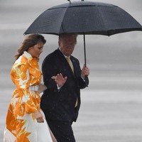 Fashion Melania belum berhenti sampai di situ. Ia kemudian memakai coatdress Dries Van Noten untuk kembali ke Amerika. Gaun itu termasuk dalam koleksi Spring/Summer 2019 dan dijual dengan harga 1.000 poundsterling atau Rp 18 juta. Foto: Getty Images