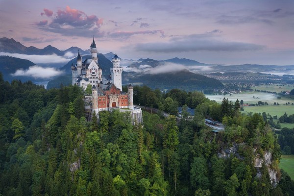 Istana Neuschwanstein ada di pedesaan Schwangau, Jerman, 120 km dari Kota Munich. Daerah ini terdiri dari lembah dan beberapa danau termasuk Danau Forgensee yang besar. (iStock)