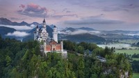 Istana Neuschwanstein ada di pedesaan Schwangau, Jerman, 120 km dari Kota Munich. Daerah ini terdiri dari lembah dan beberapa danau termasuk Danau Forgensee yang besar. (iStock)