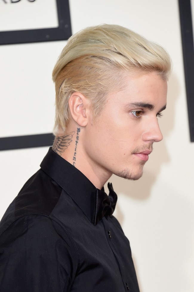 Justin juga mewarnai rambutnya. Di 2016, pria 24 tahun itu mengecat rambut dengan warna platinum. Kali ini ia tampil dengan rambut klimis yang ditata ke belekang. Foto: Getty Images