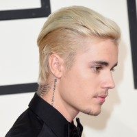 Justin juga mewarnai rambutnya. Di 2016, pria 24 tahun itu mengecat rambut dengan warna platinum. Kali ini ia tampil dengan rambut klimis yang ditata ke belekang. Foto: Getty Images