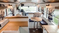 Di bagian dalam bus itu terdapat meja makan mini beserta area dapur yang meski minimalis tetapi tetap nyaman untuk beraktivitas. Agar tak bosan bus ini juga dilengkapi dengan televisi lho. Istimewa/Dok. Boredpanda.