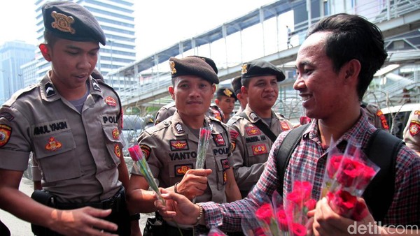 Massa Bagikan Bunga untuk Dukung Polri Usut Kerusuhan 22 Mei
