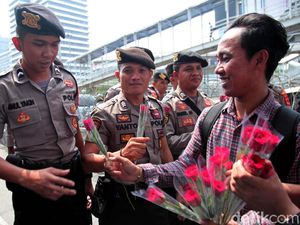 Massa Bagikan Bunga untuk Dukung Polri Usut Kerusuhan 22 Mei