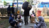 Ada sejumlah pemudik yang datang ke Terminal Rawamangun untuk pulang ke kampung halaman mereka yang berada di Sumatera, Lombok, hingga Sumbawa.