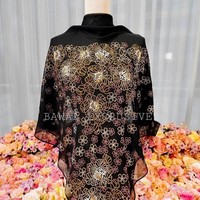 Seperti inilah kerudung bertabur Swarovski seharga Rp 172 juta. Kerudung tersebut dihiasi ribuan Swarovski yang berlisensi asli dari perusahaan kristal asal Austria itu. Tudung istimewa ini sudah pasti merupakan tudung hasil kolaborasi antara kami bersama jenama kristal antarabangsa, Swarovski. Bukan sahaja jenama kami merupakan jenama mewah hijab Swarovski yang terbesar di dunia. Kami juga merupakan syarikat Bumiputra yang menjadi antara pemborong terbesar kristal Swarovski di dunia, tulis Bawal Exclusive lagi di Facebook. Foto: Facebook Bawal Exclusive