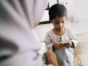 Angpao Lebaran Bisa Jadi Alat Ajari Bocil tentang Uang