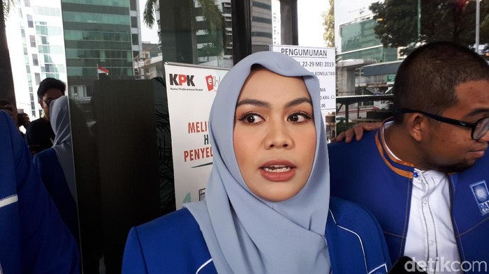 Zita Anjani dkk usai menyerahkan LHKPN (Haris Fadhil/detikcom)