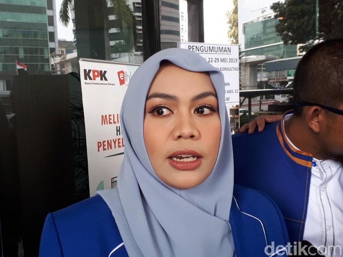 Zita Anjani dkk usai menyerahkan LHKPN (Haris Fadhil/detikcom)